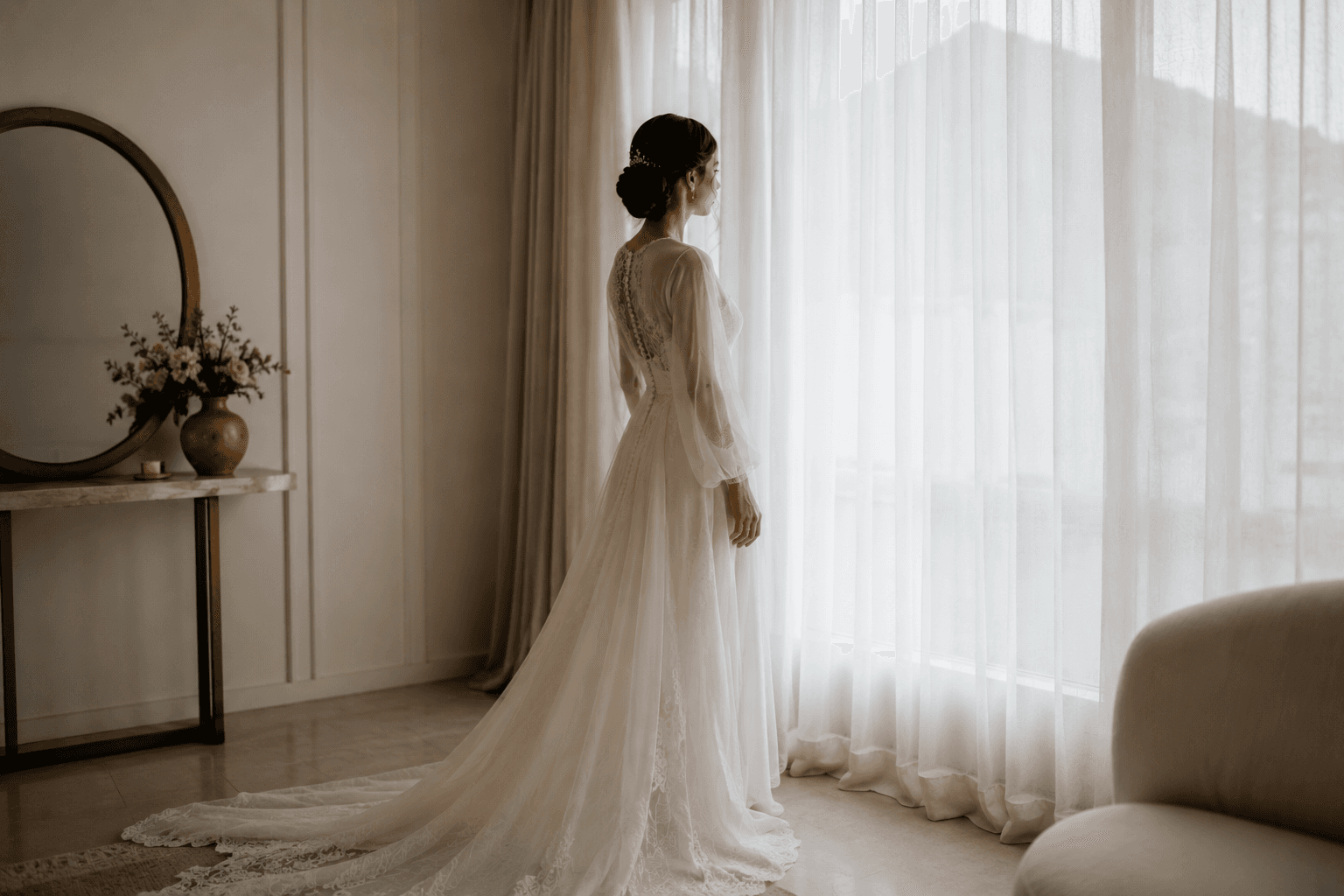 Novia mirando por la ventana antes de la ceremonia